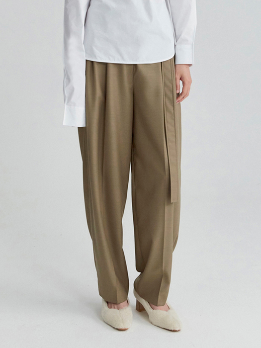 BELTED PLEATED TROUSERS (LIGHT KHAKI)