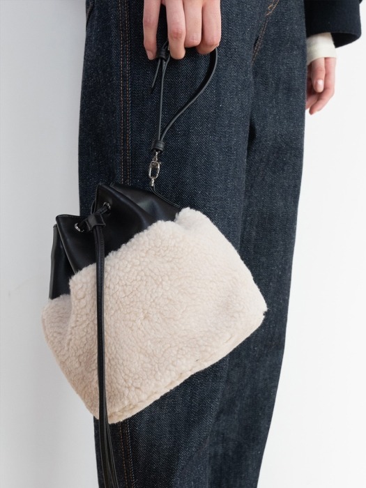 [ESSENTIAL] Shearling Bucket Bag Black