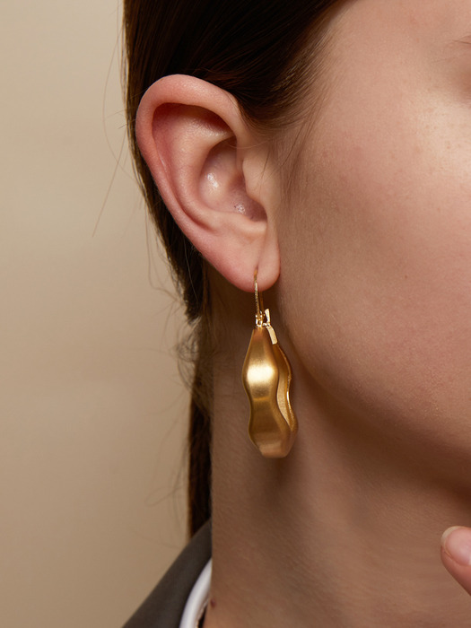 Rippling Hoop Earrings (gold)