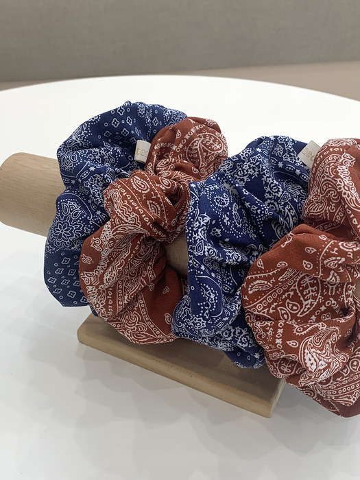 BANDANA PRINT PATTERN SCRUNCHIE