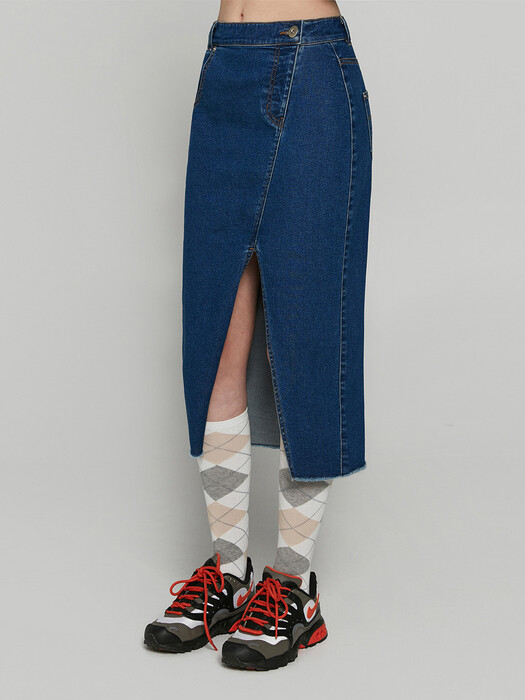 FRONT CUT DENIM LONG SKIRT [BLUE]