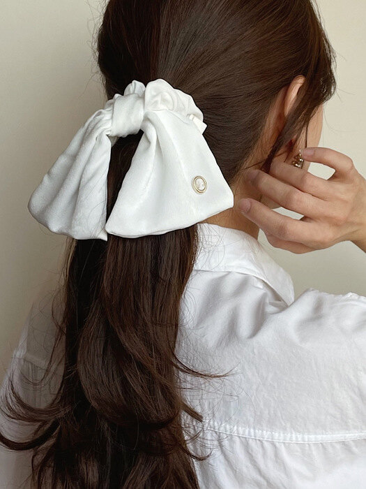 [단독]Vintage Mood Cameo Satin Ruffle Scrunchie [White]