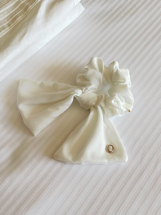 [단독]Vintage Mood Cameo Satin Ruffle Scrunchie [White]