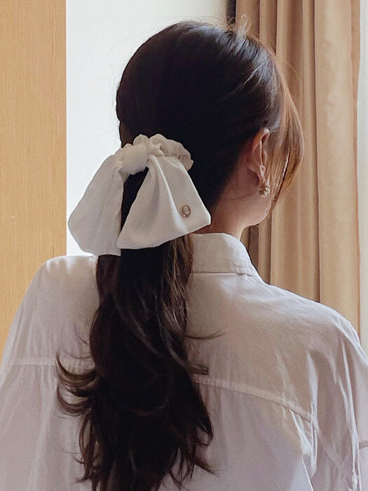 [단독]Vintage Mood Cameo Satin Ruffle Scrunchie [White]