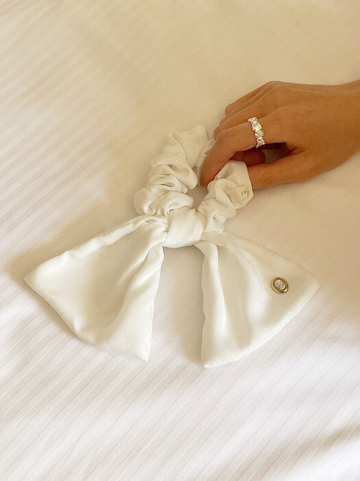 [단독]Vintage Mood Cameo Satin Ruffle Scrunchie [White]