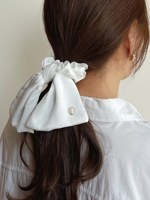 [단독]Vintage Mood Cameo Satin Ruffle Scrunchie [White]