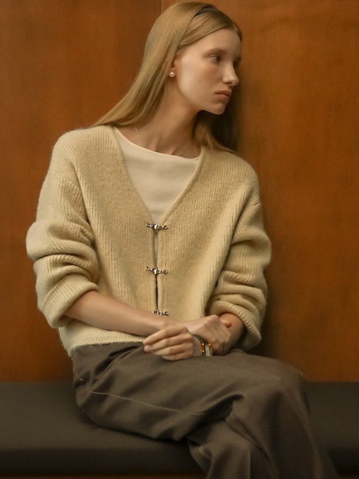 Buckle detail v-neck wool cardigan_Beige