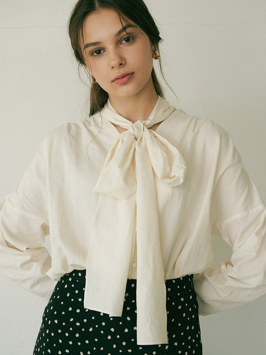 monts 1178 Scarf shirring blouse (ivory)