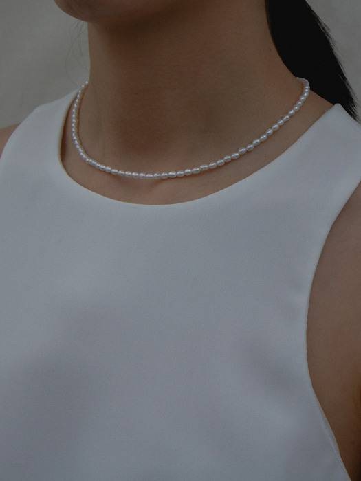 Essential pearl necklace