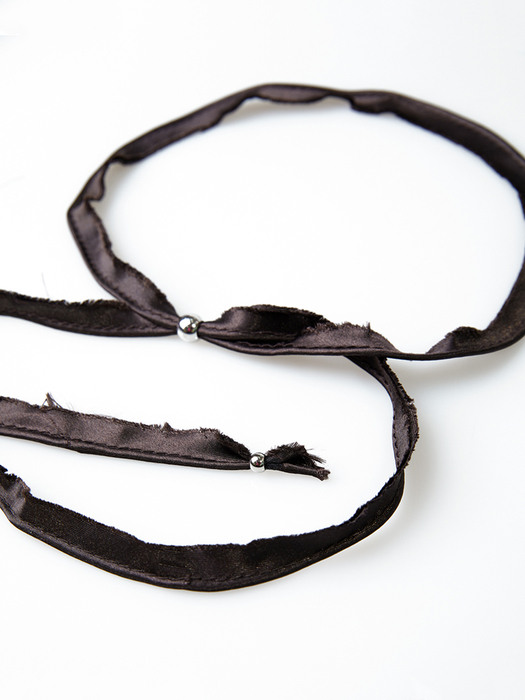 TORN SATIN NECKLACE_BROWN