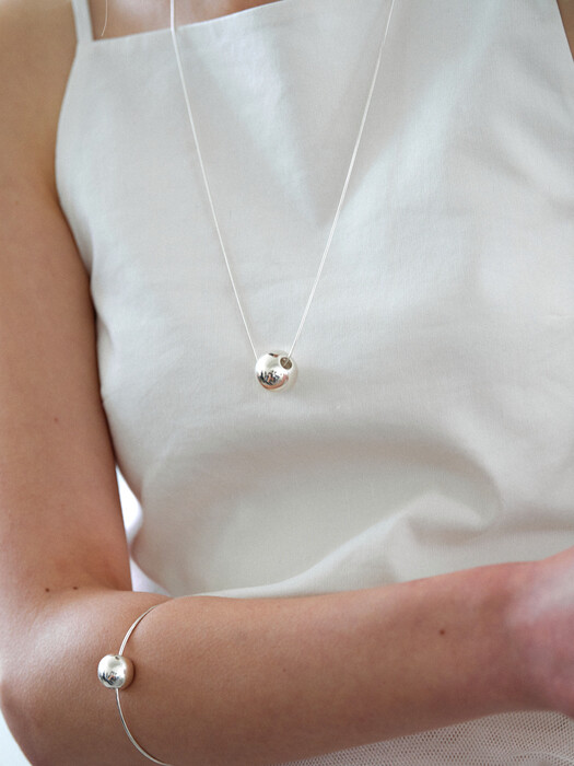 BOLD SILVERBALL NECKLACE