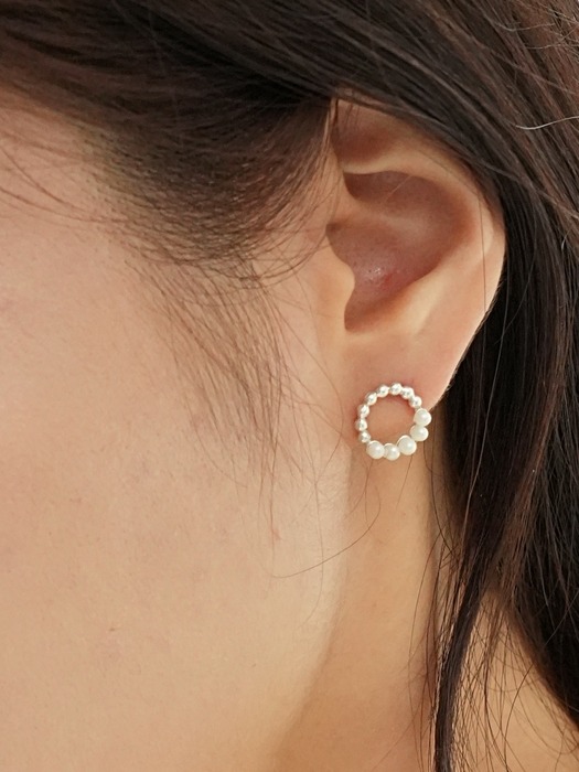 Ball chain circle pearl earring