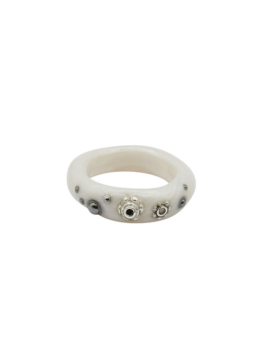 midnight essence ring-white