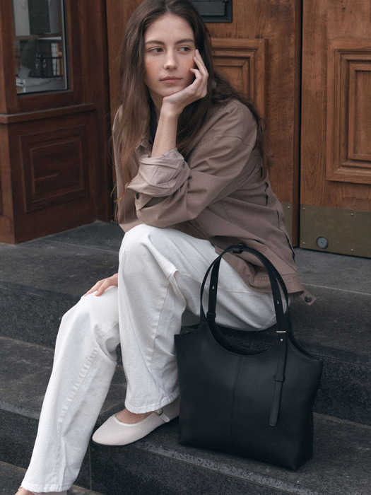 90 Veneta Bag Medium Black