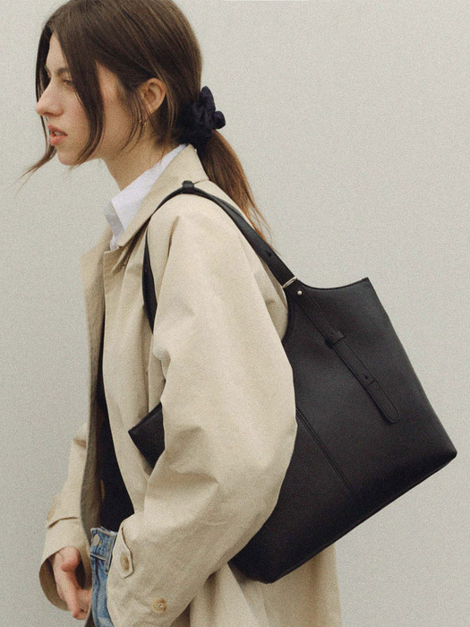 90 Veneta Bag Medium Black