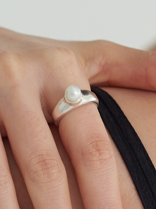 Classic pearl ring