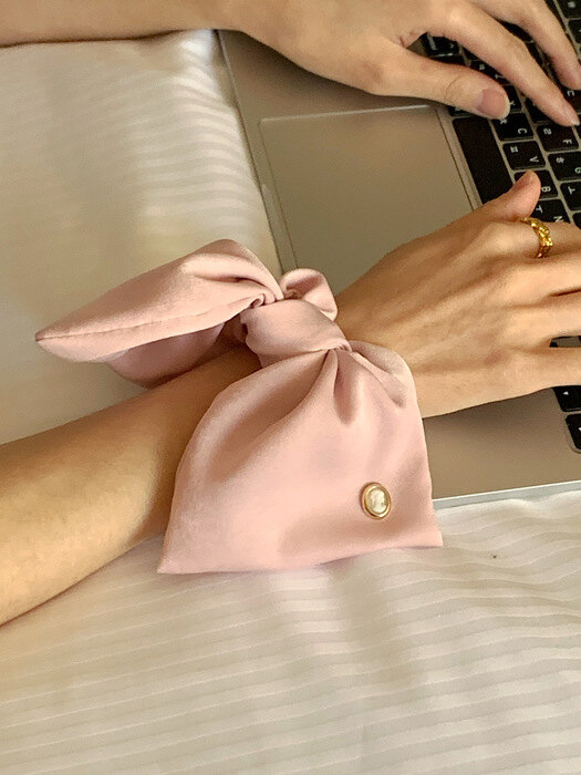 [단독]Vintage Mood Cameo Satin Ruffle Scrunchie [Pink]