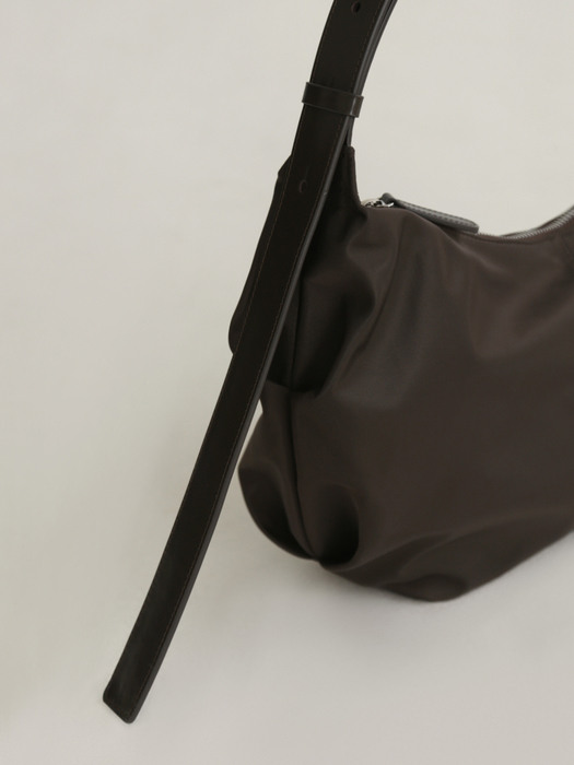 [EXCLUSIVE] HT nylon shoulder bag (Brown)