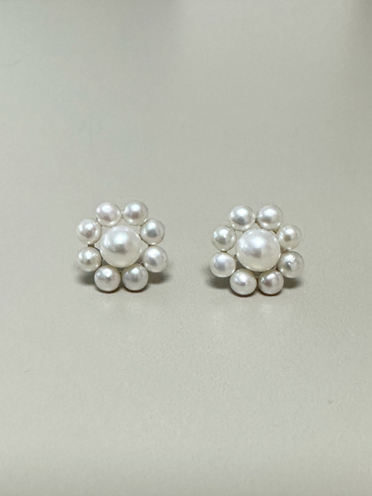 Pearl flower Earrings (pair)