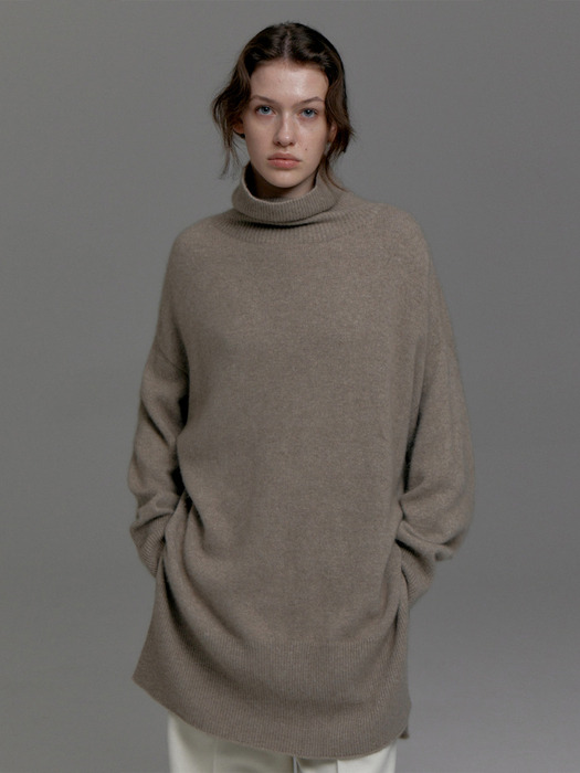 RACCOON CASHMERE OVERSIZED SEAMLESS KNIT TOP