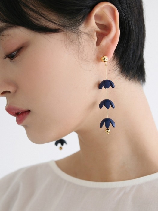 volumetric flower earrings (navy)