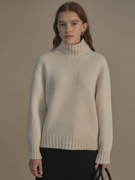 Boyfriend turtle neck sweater (Cream)