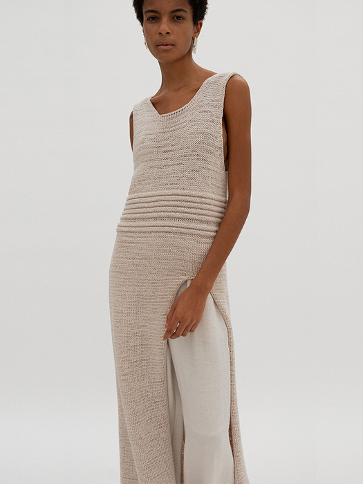 Sleeveless knitted slit dress (Beige)