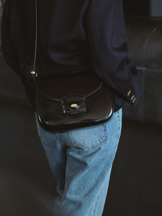 [단독]PENNY SADDLE BAG_PATENT BLACK