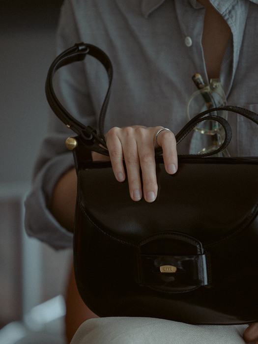 [단독]PENNY SADDLE BAG_PATENT BLACK