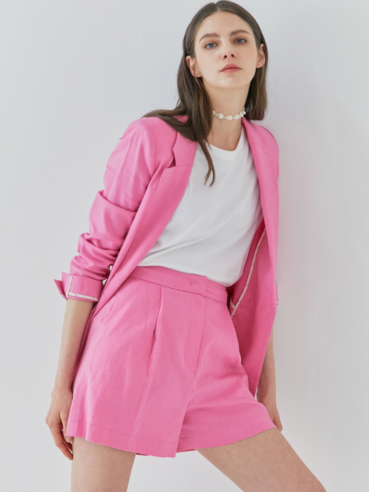 Linen one-tuck shorts in pink