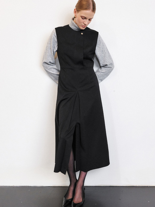 ONE BUTTON DETAIL SLEEVELESS DRESS [BLACK]