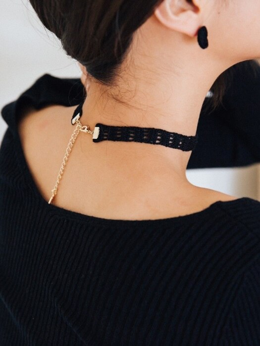 Black knit Chocker with gold ring