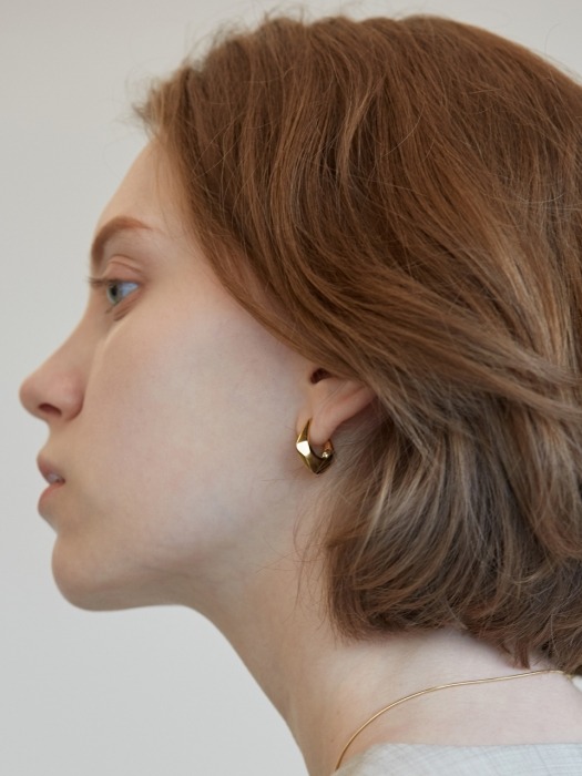 mini curve hoop earring gold