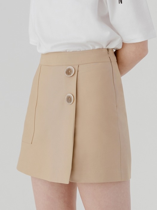 Pointed button wrap shorts in beige