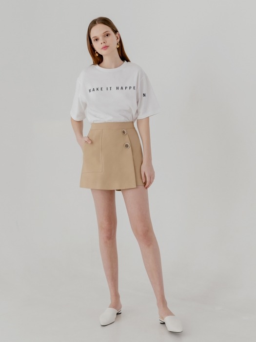 Pointed button wrap shorts in beige