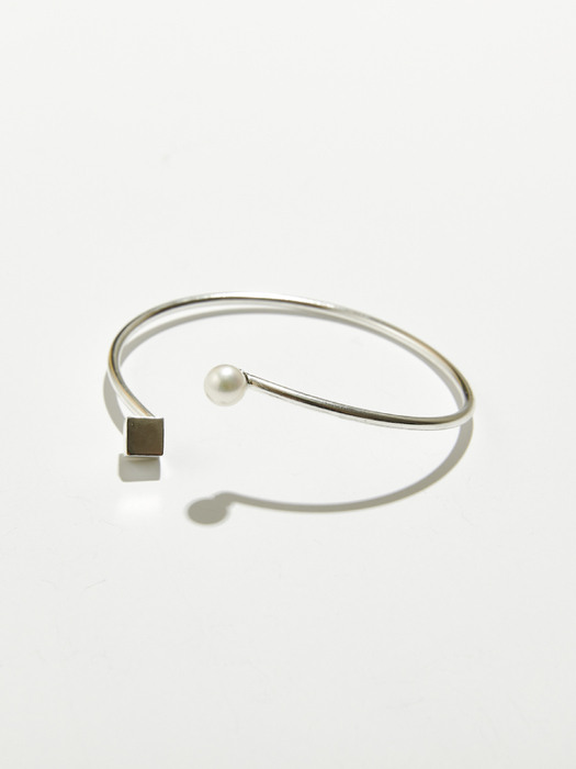 Solid Cube Pearl Bangle