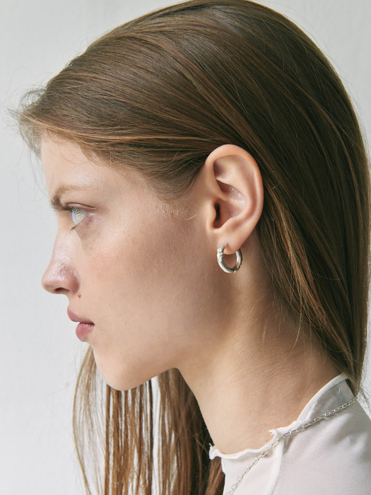Sculpture ring earring