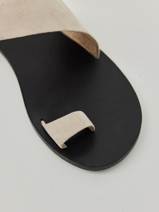 curved flip-flops (beige suede)