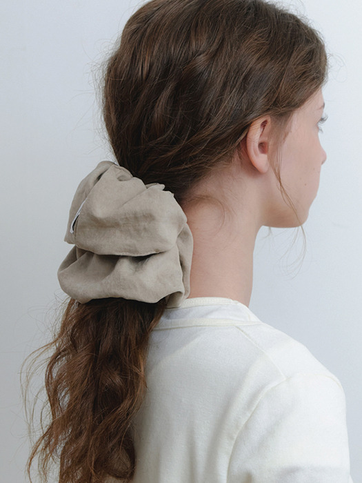 basic suede scrunch - matte beige