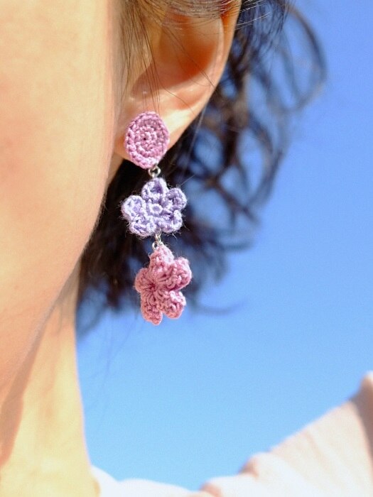 `drop` flower knit earring