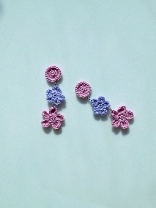 `drop` flower knit earring