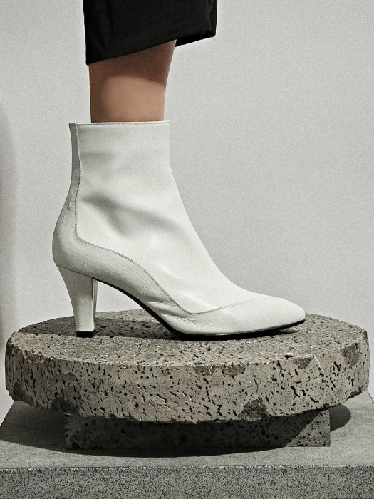1229 Heyas Wave Ankle Boots-white