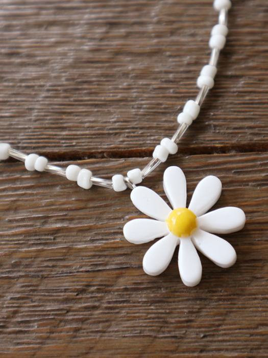 Daisy necklace
