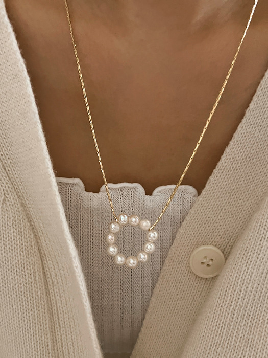 Circle Pearl Necklace