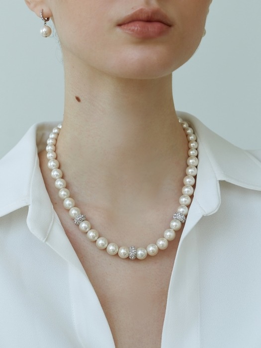 Graceful Pearl Necklace