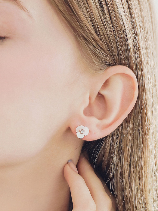 Three-leaf cubic mother-of-pearl flower earrings M03601