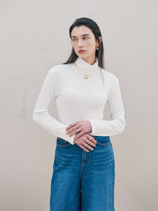 RIBBED TURTLENECK TOP (WHITE)