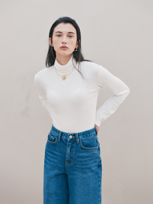 RIBBED TURTLENECK TOP (WHITE)