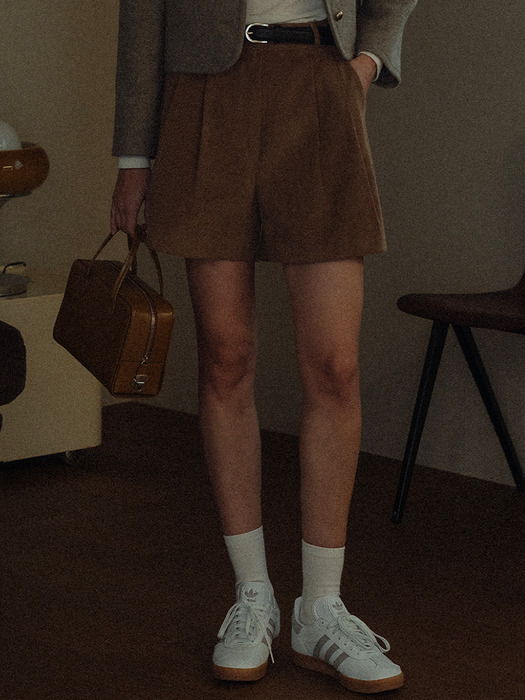 Two tuck corduroy short pants_Brown