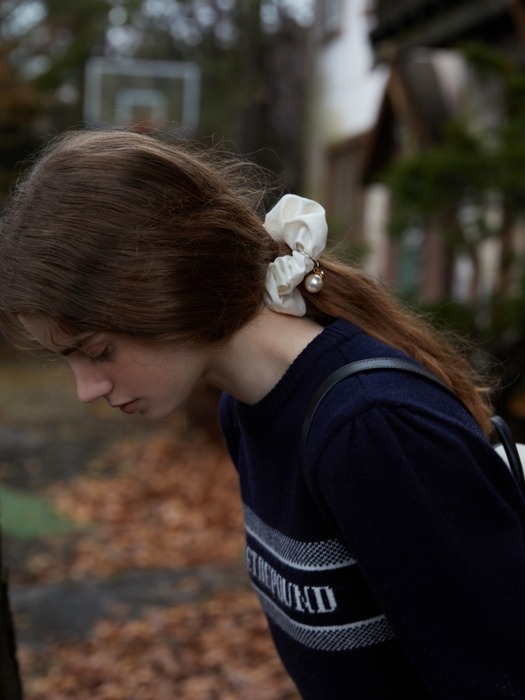 pearl charm scrunchie - ivory